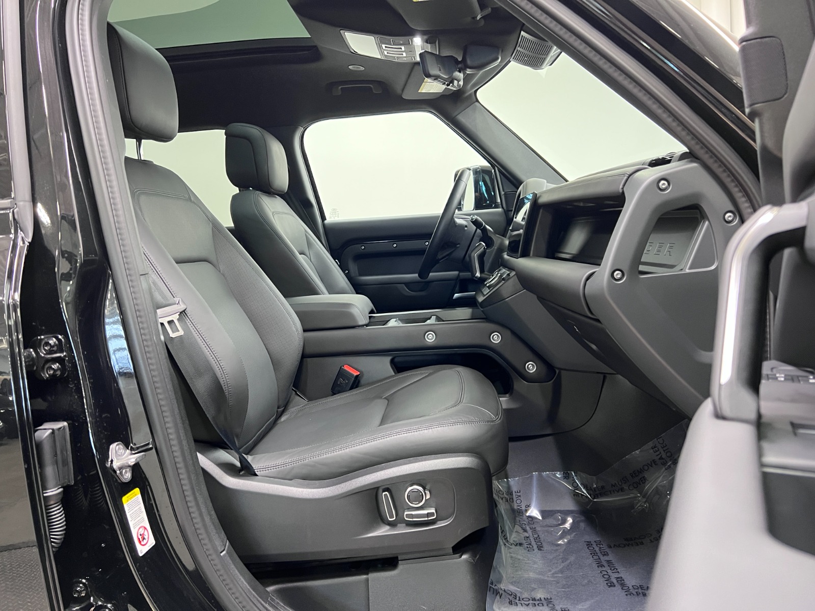 2025 Land Rover Defender 130 P400 X-Dynamic SE — photo 5