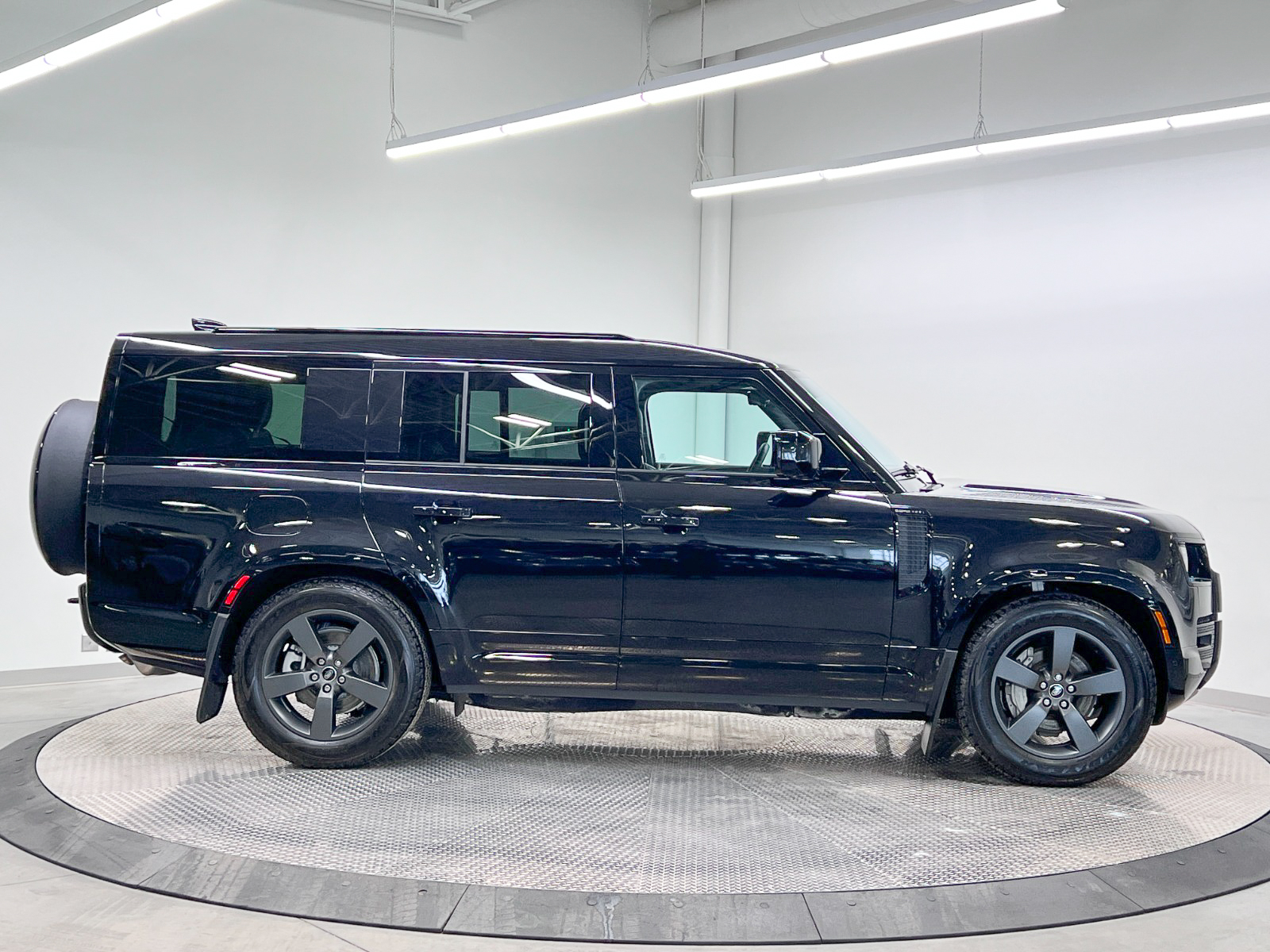 2025 Land Rover Defender 130 P400 X-Dynamic SE — photo 7