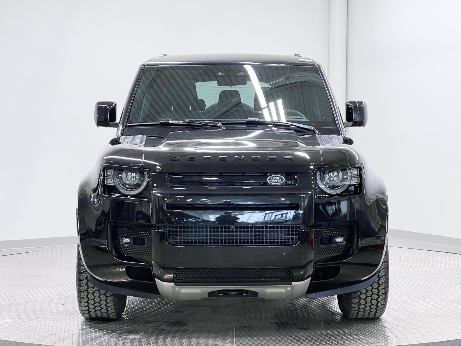 2025 Land Rover Defender 130 P400 X-Dynamic SE — photo 8