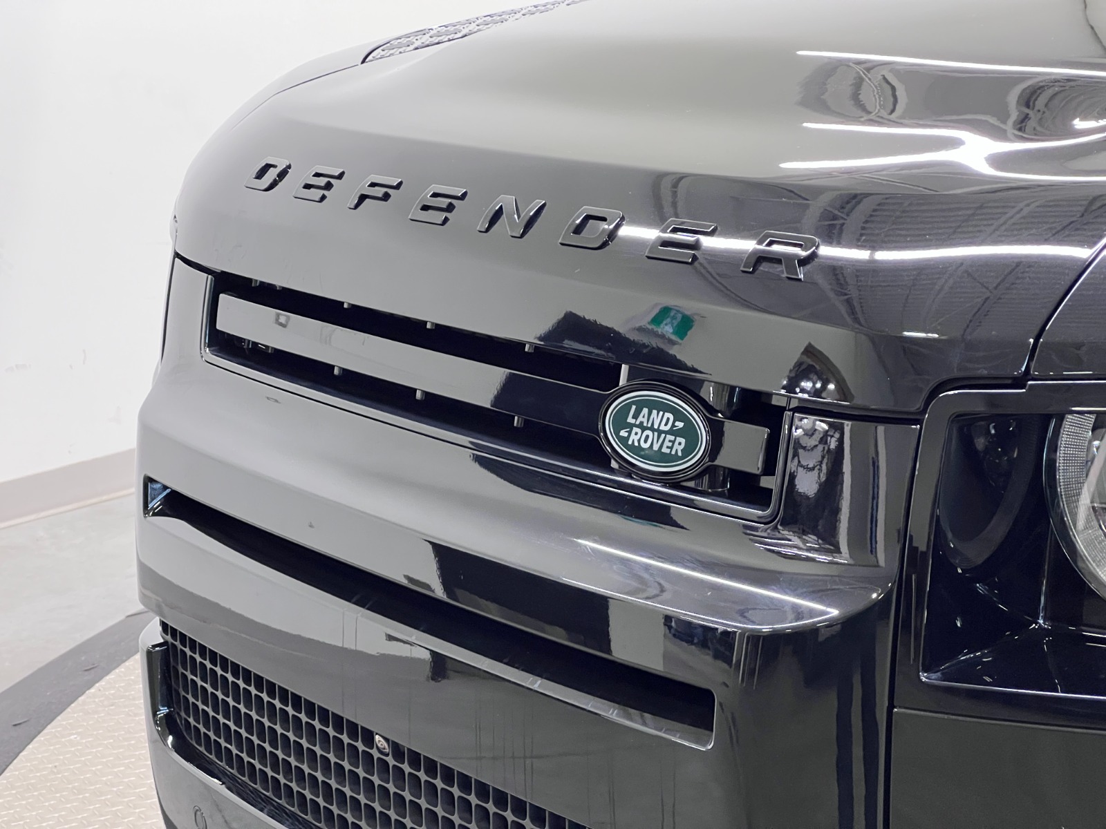 2025 Land Rover Defender 130 P400 X-Dynamic SE — photo 9