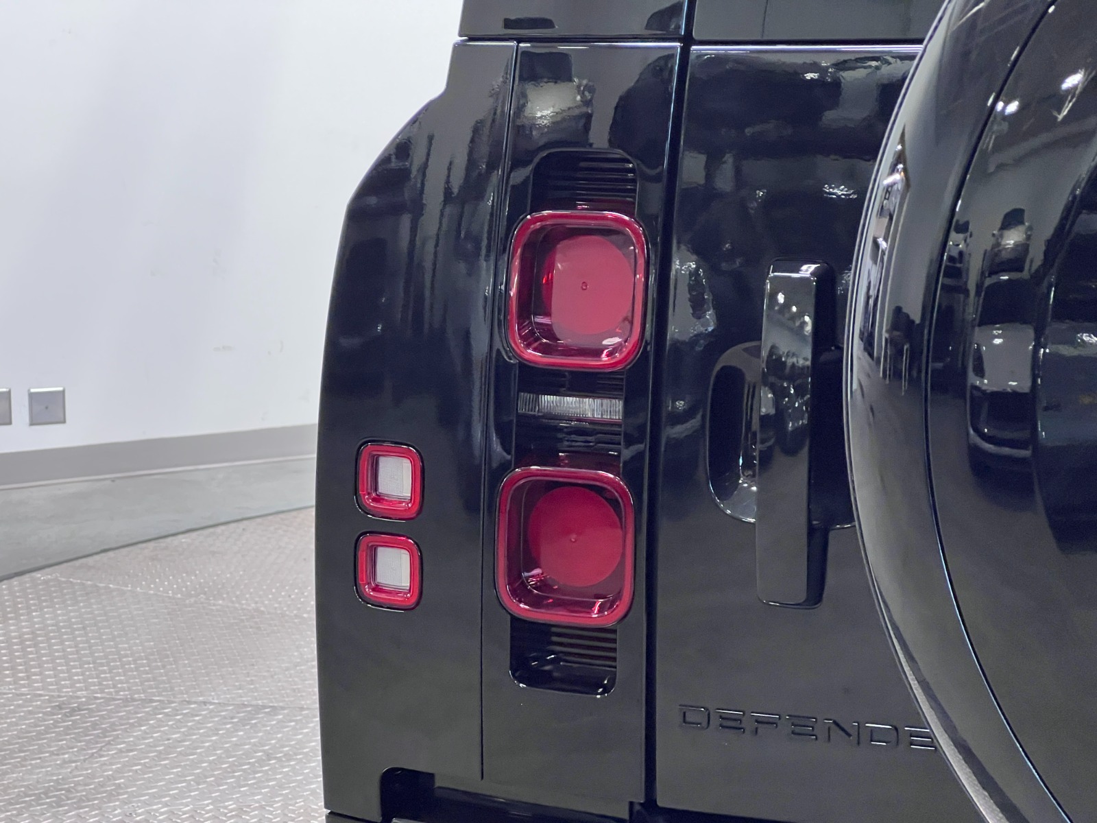 2025 Land Rover Defender 130 P400 X-Dynamic SE — photo 12