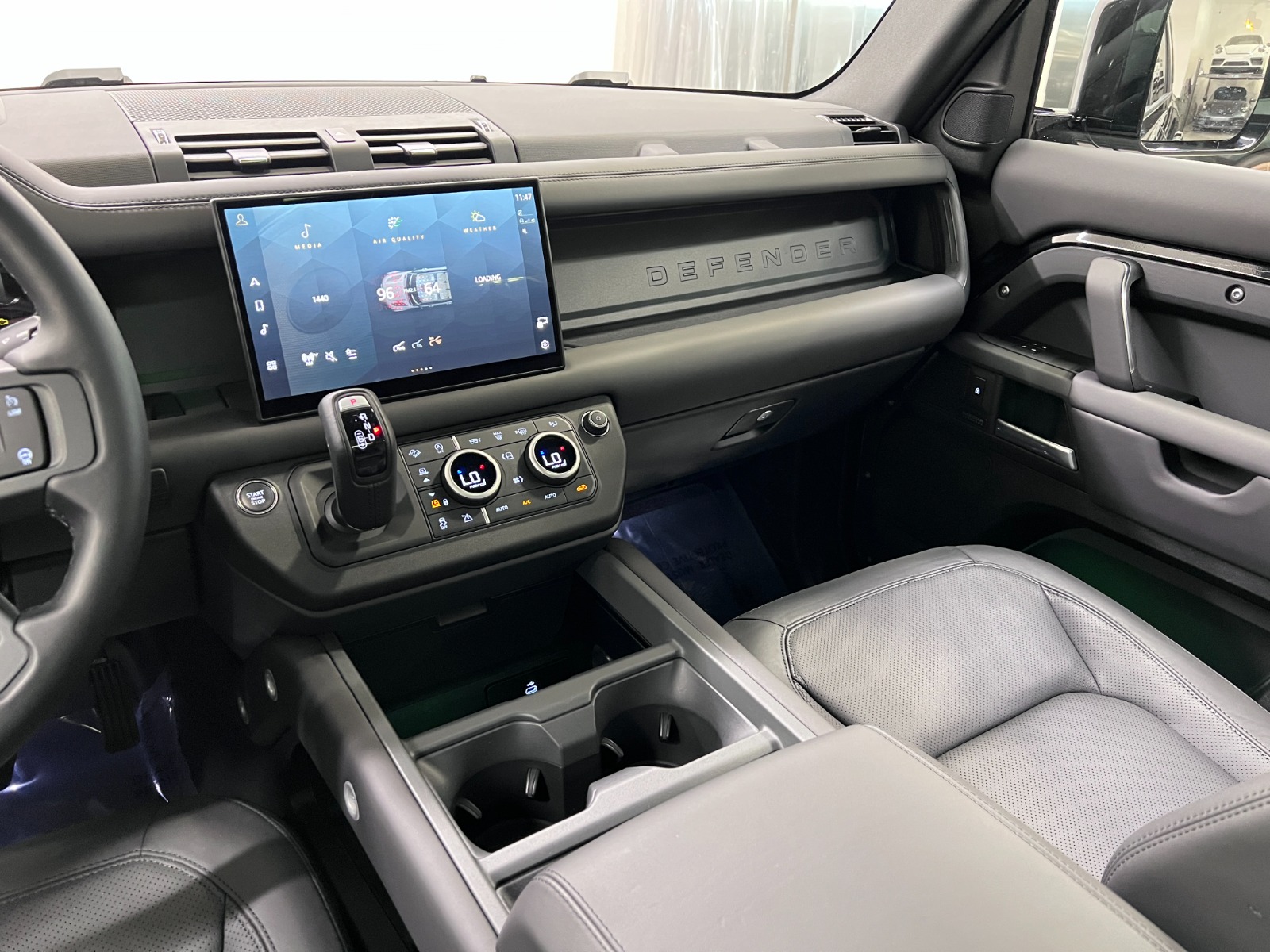 2025 Land Rover Defender 130 P400 X-Dynamic SE — photo 14