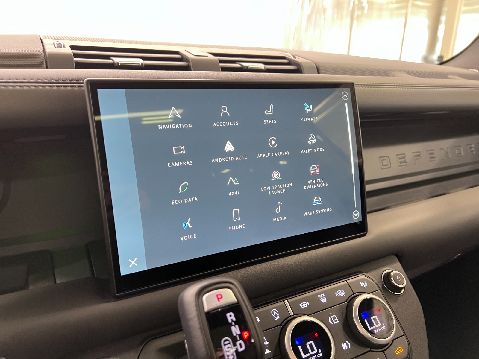 2025 Land Rover Defender 130 P400 X-Dynamic SE — photo 17