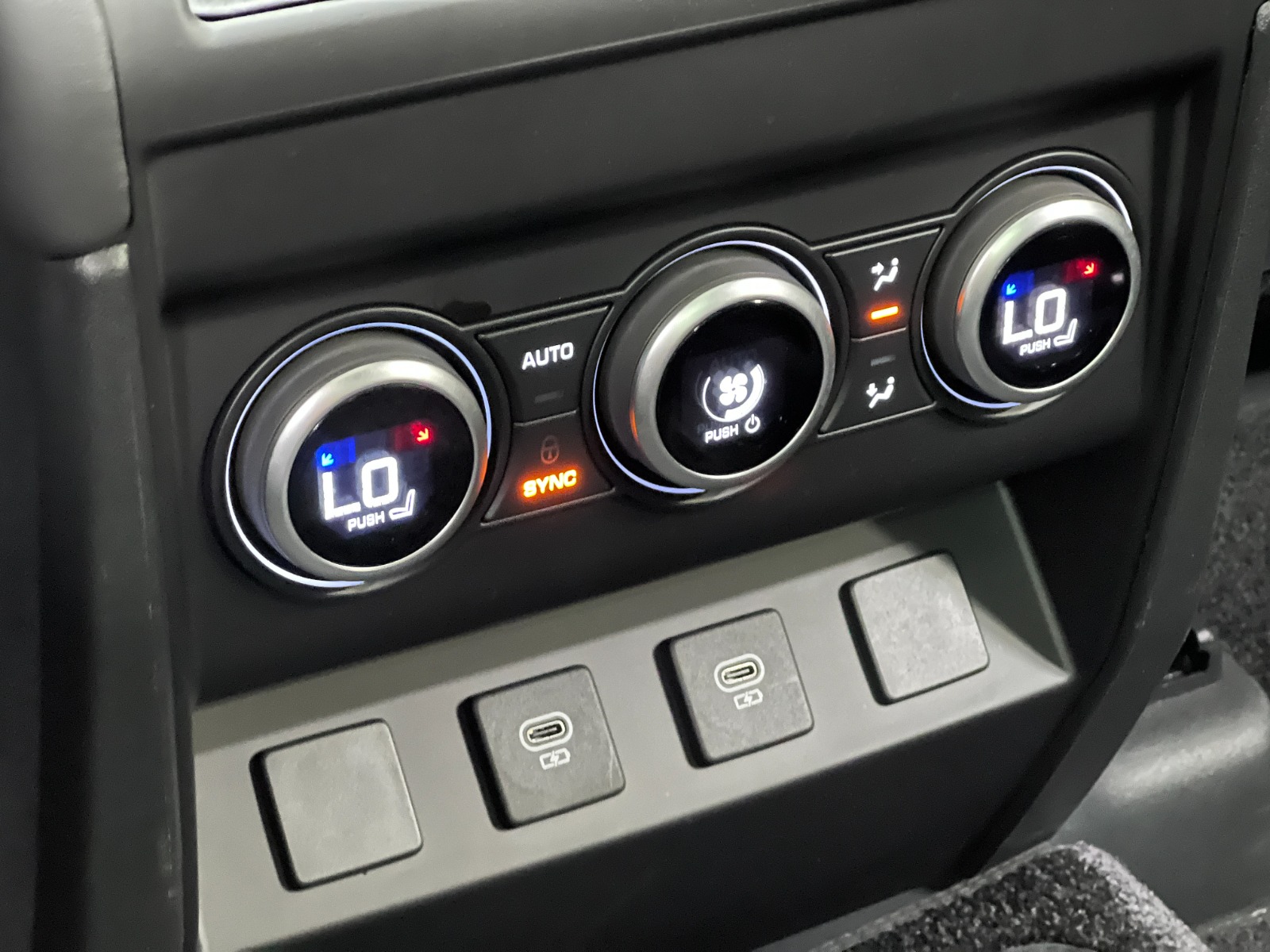 2025 Land Rover Defender 130 P400 X-Dynamic SE — photo 21