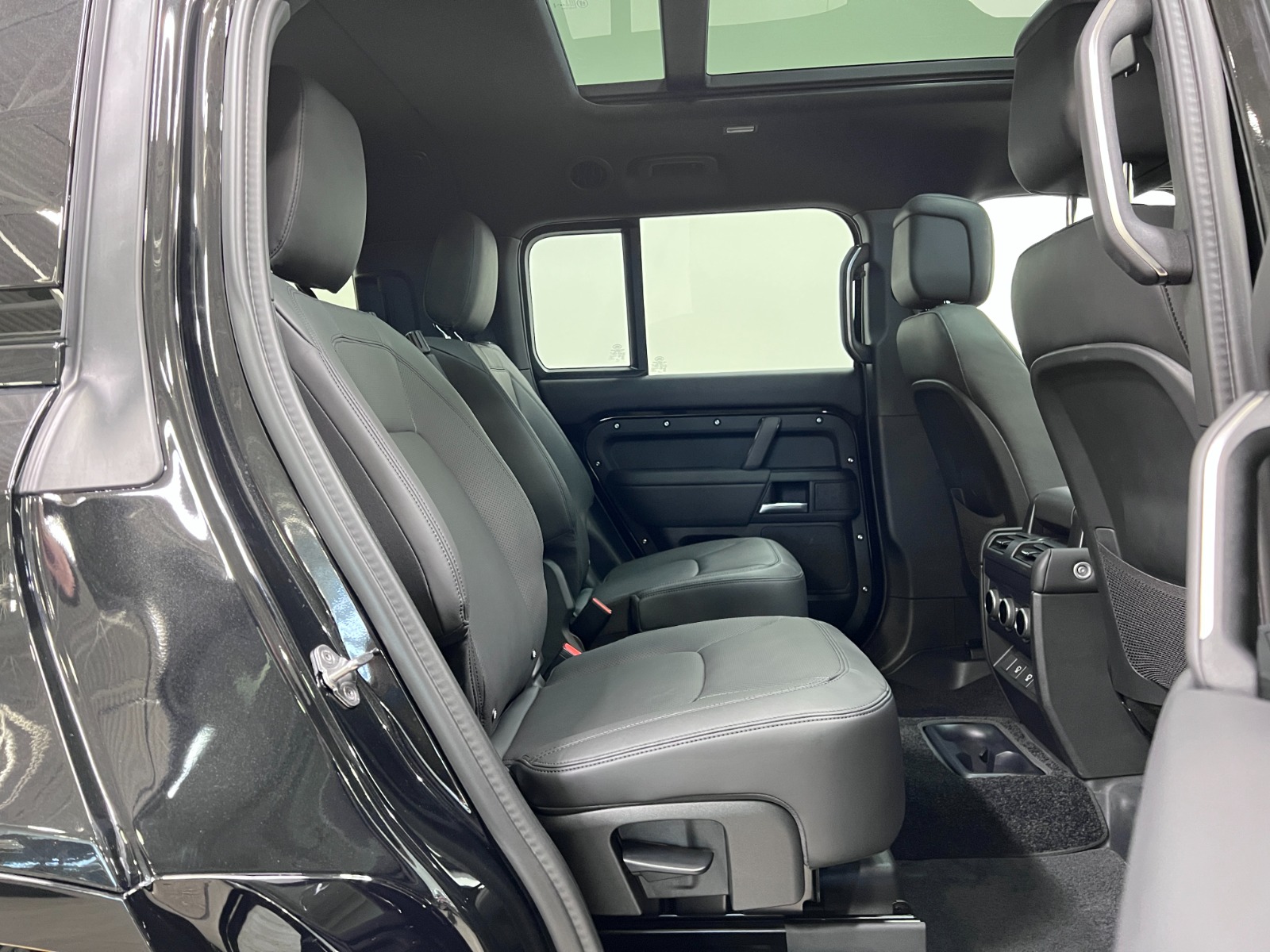 2025 Land Rover Defender 130 P400 X-Dynamic SE — photo 23