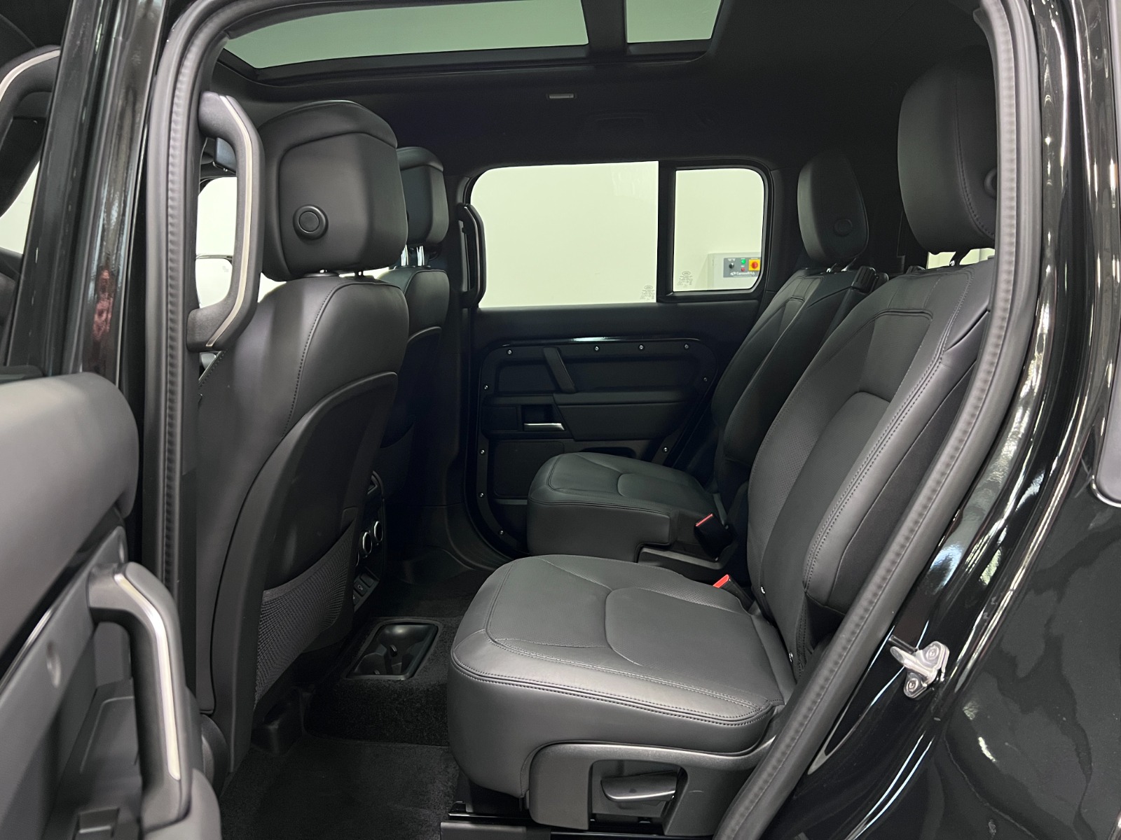 2025 Land Rover Defender 130 P400 X-Dynamic SE — photo 24