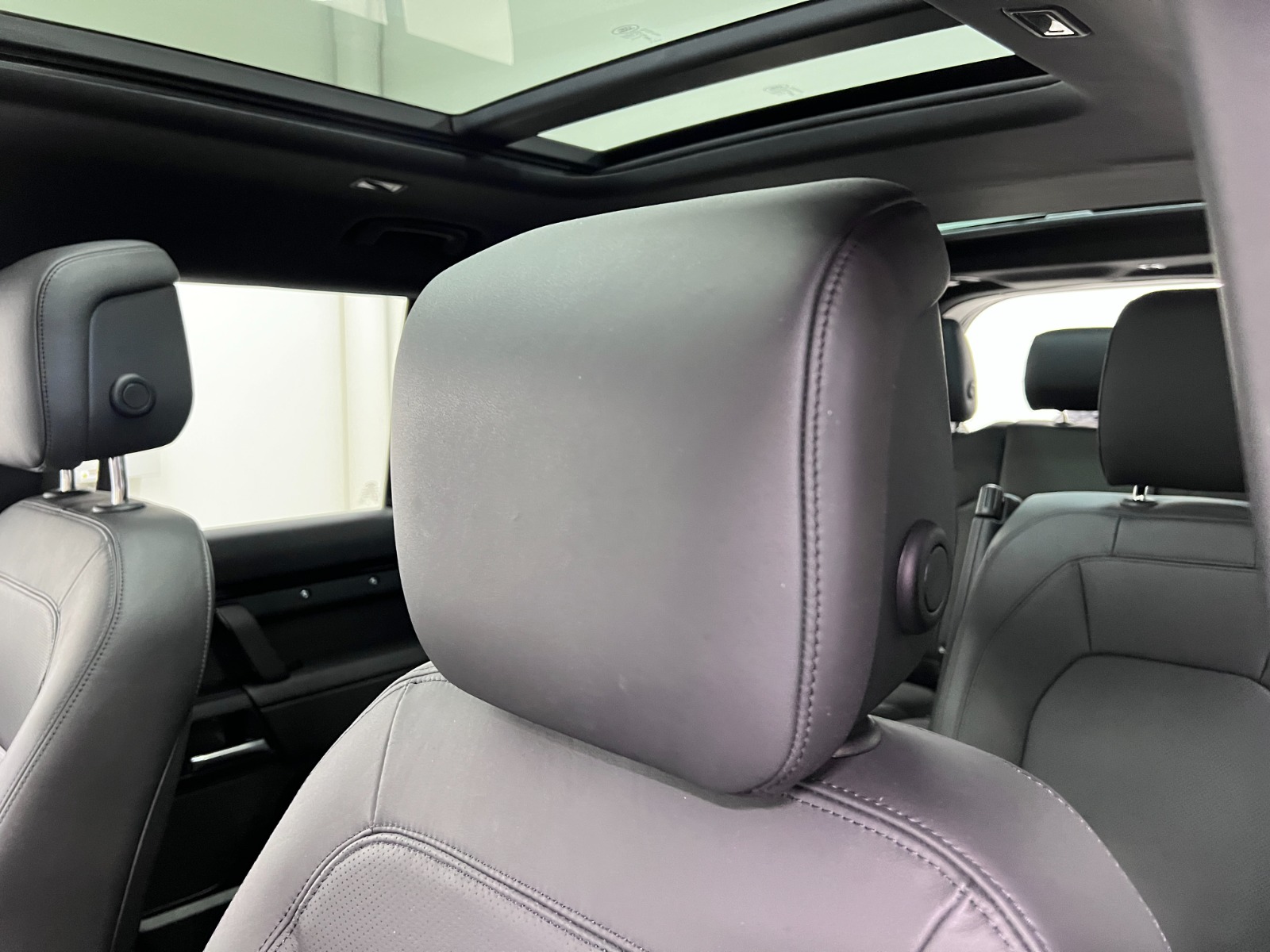 2025 Land Rover Defender 130 P400 X-Dynamic SE — photo 25