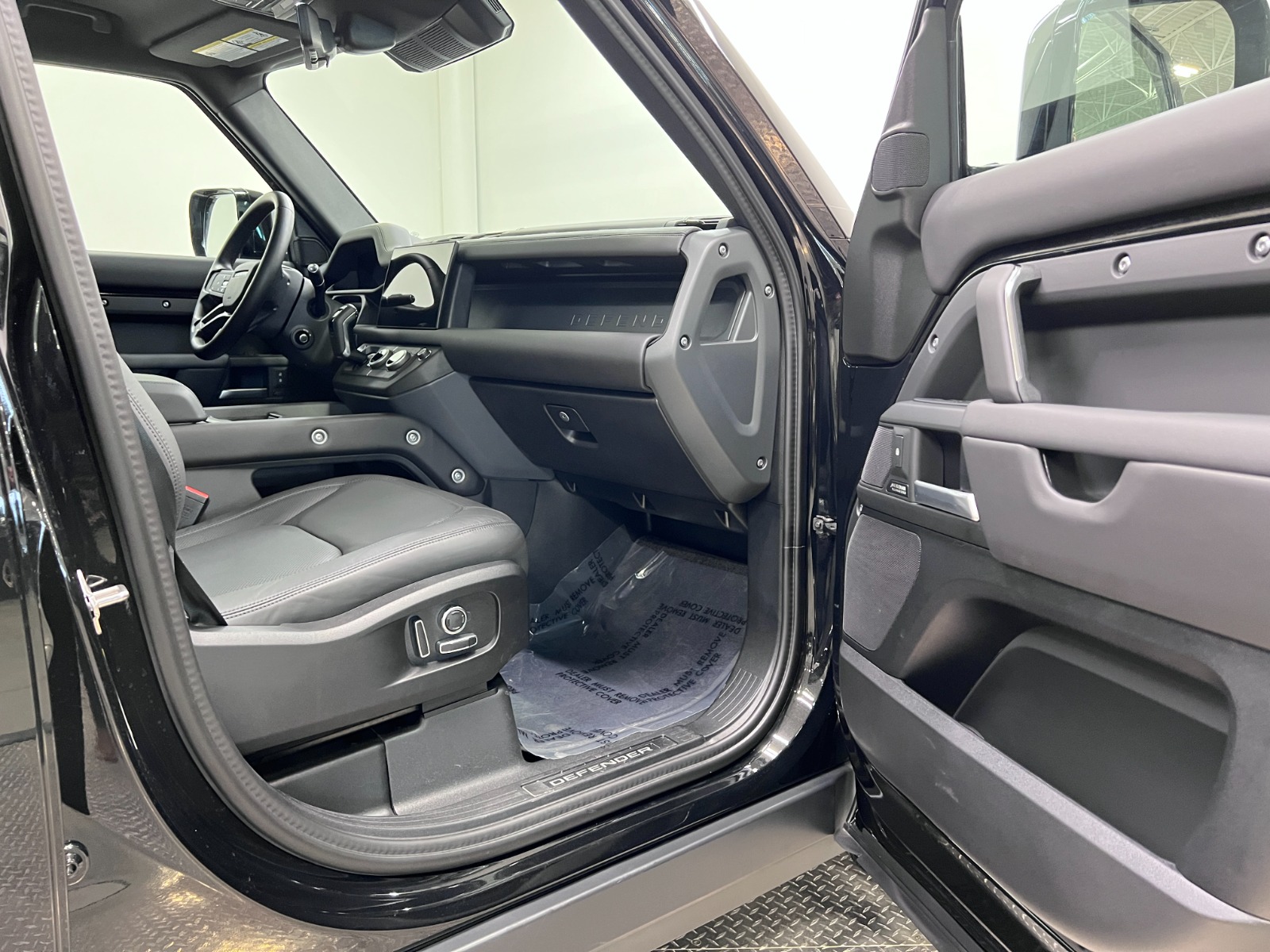 2025 Land Rover Defender 130 P400 X-Dynamic SE — photo 26
