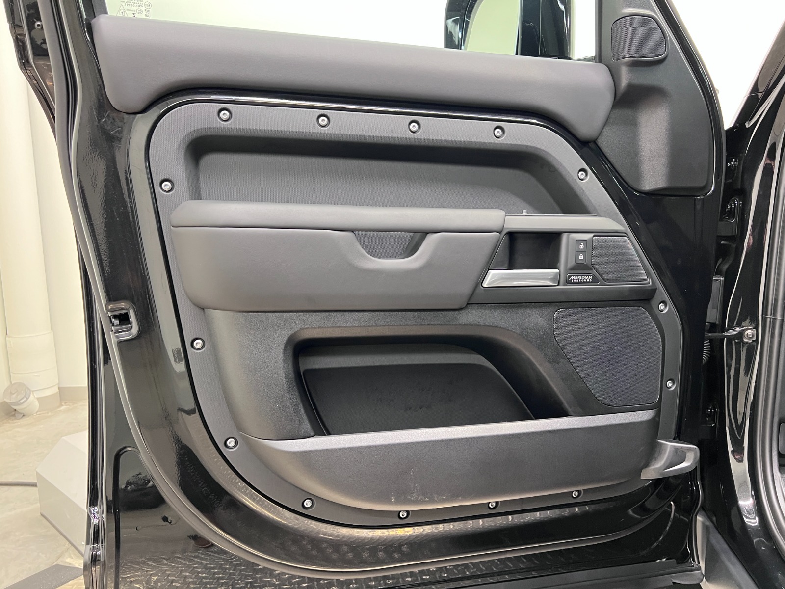 2025 Land Rover Defender 130 P400 X-Dynamic SE — photo 27