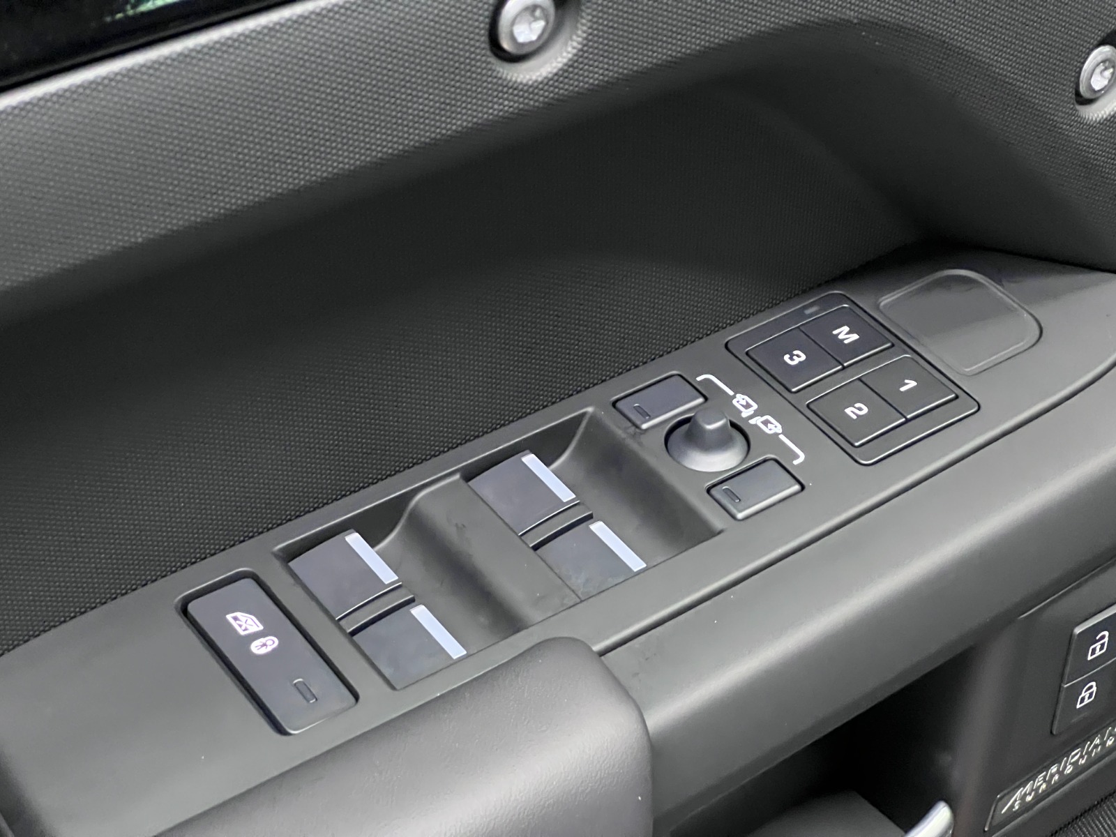 2025 Land Rover Defender 130 P400 X-Dynamic SE — photo 28