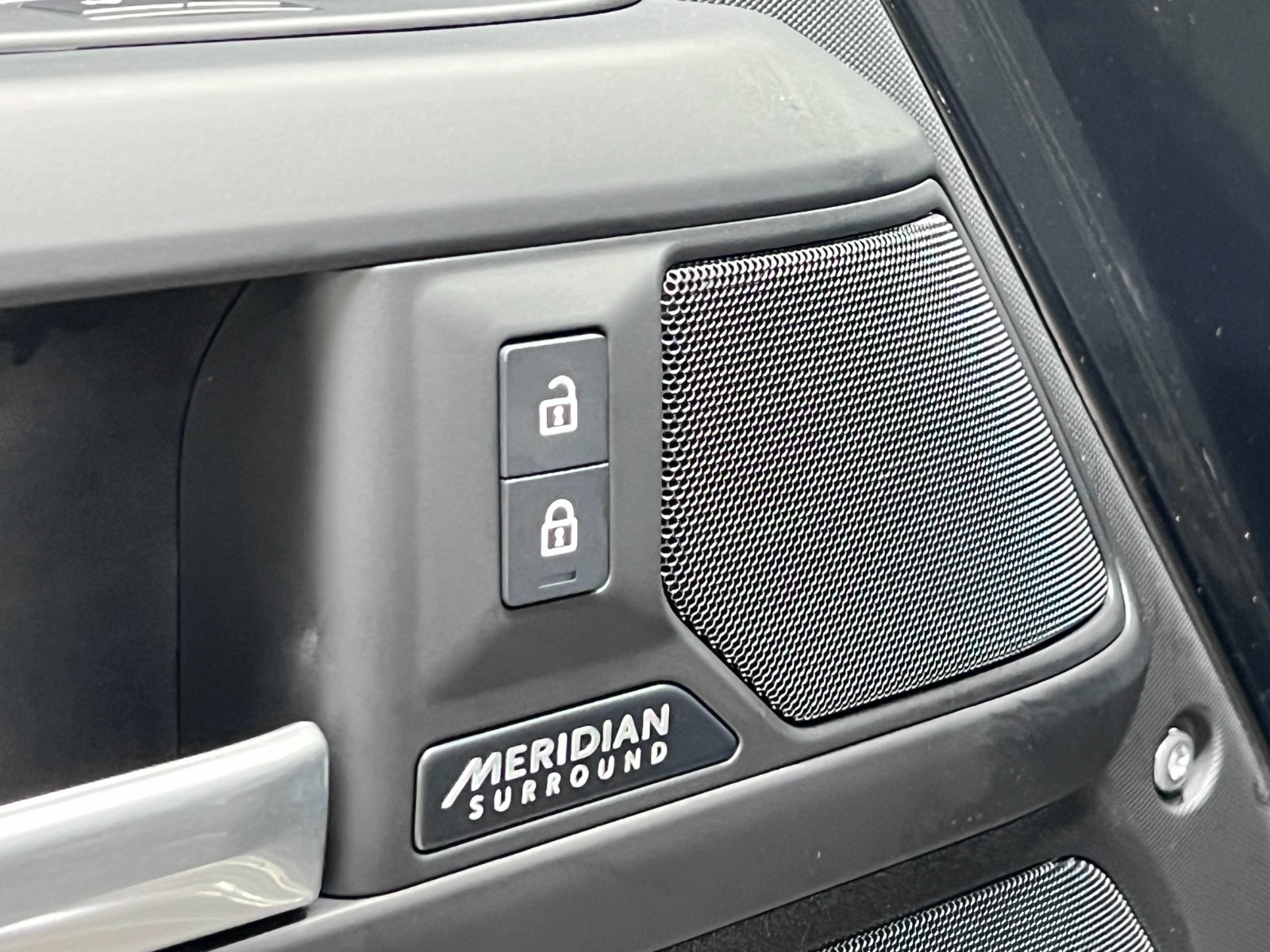 2025 Land Rover Defender 130 P400 X-Dynamic SE — photo 29
