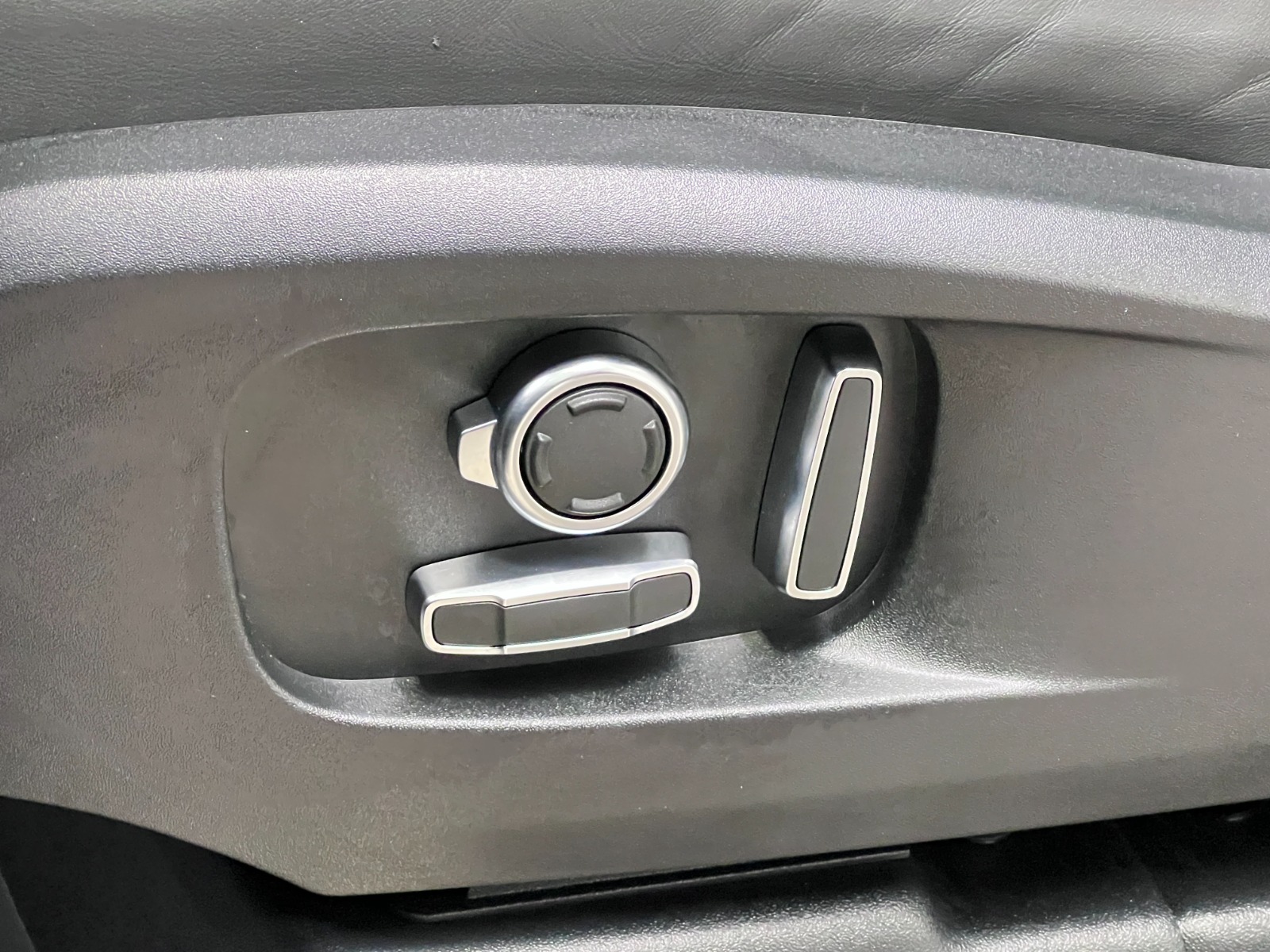 2025 Land Rover Defender 130 P400 X-Dynamic SE — photo 30