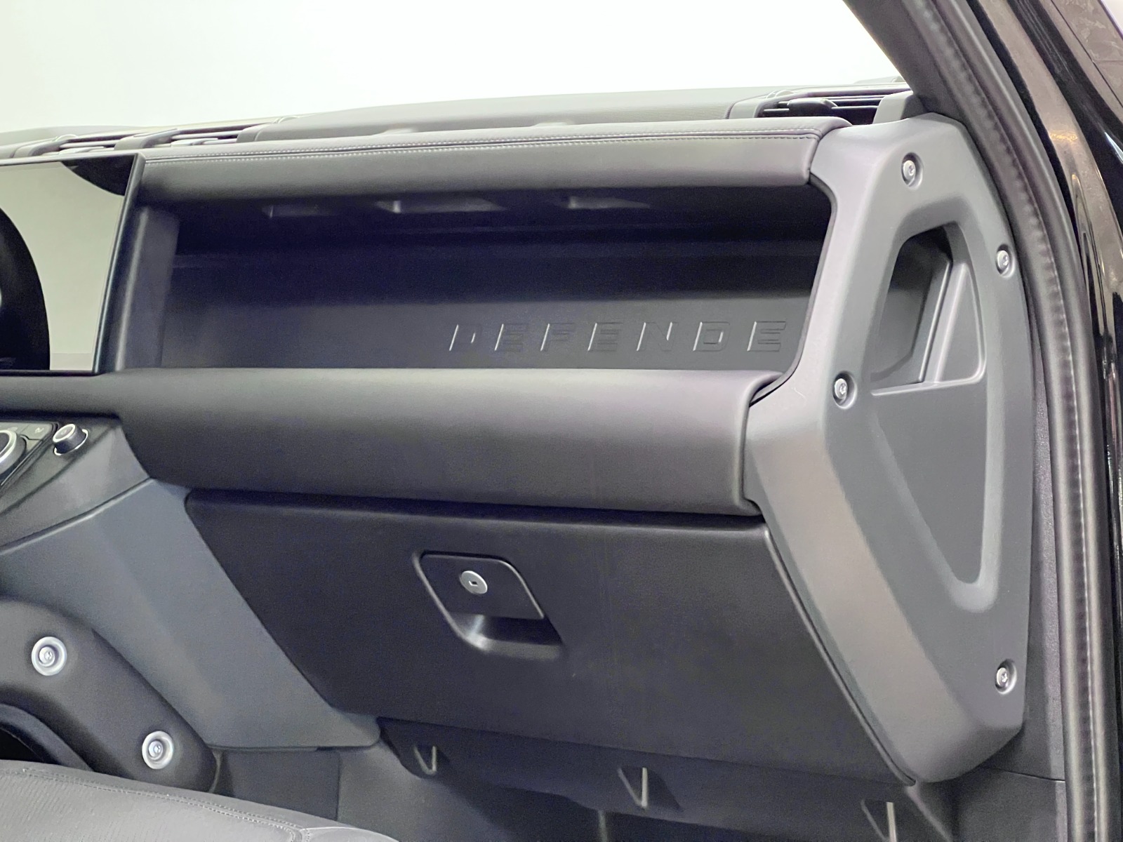 2025 Land Rover Defender 130 P400 X-Dynamic SE — photo 33