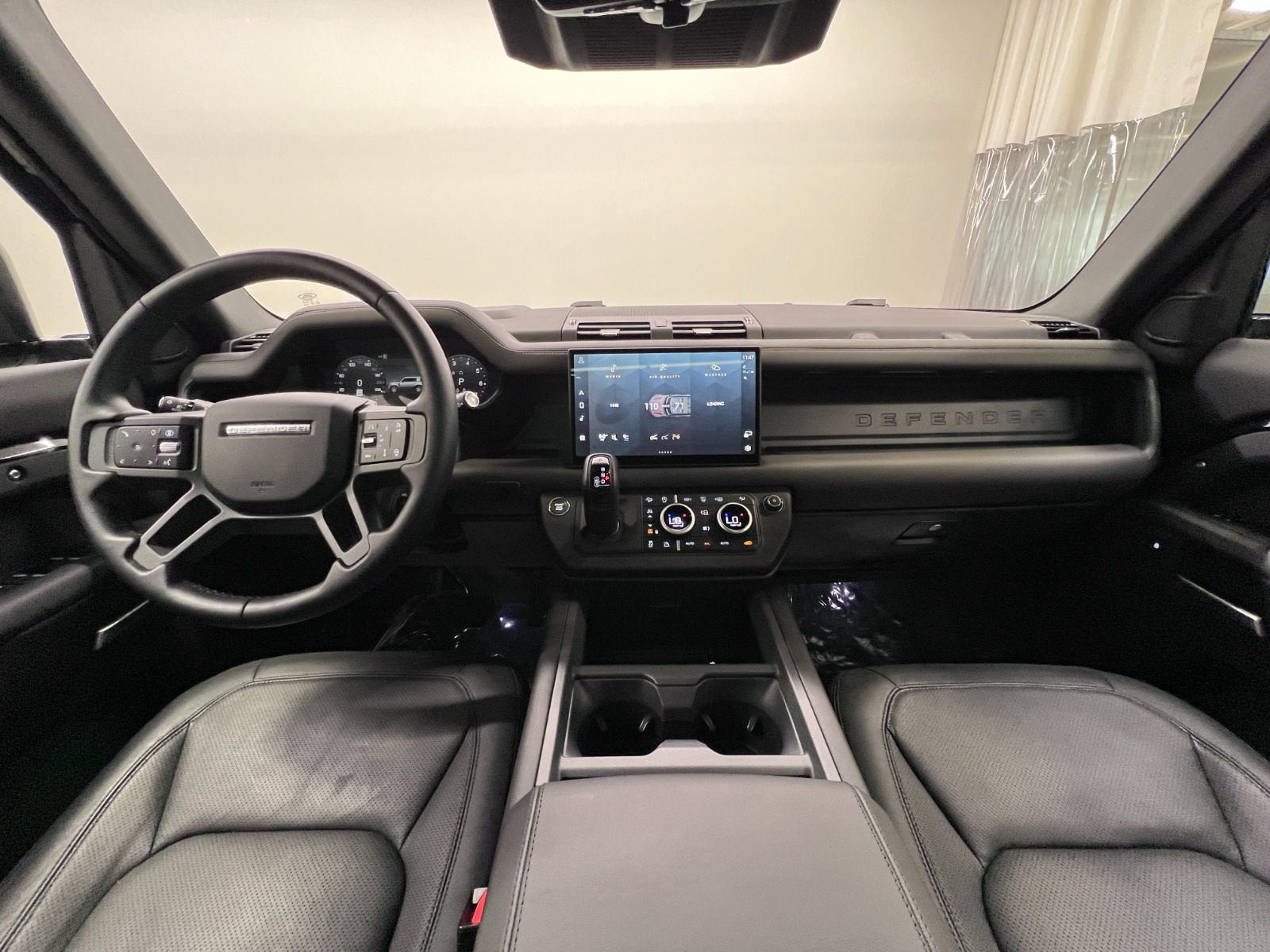 2025 Land Rover Defender 130 P400 X-Dynamic SE — photo 34