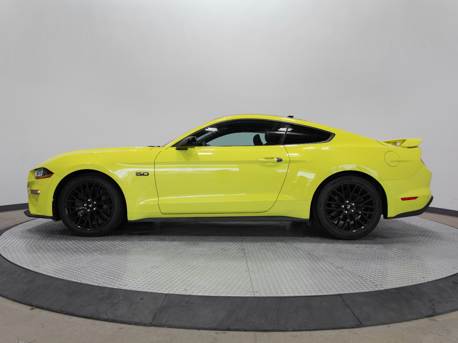 2021 Ford Mustang GT Fastback — photo 2