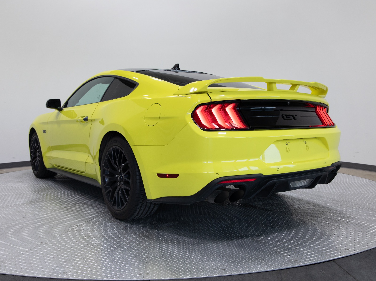 2021 Ford Mustang GT Fastback — photo 3