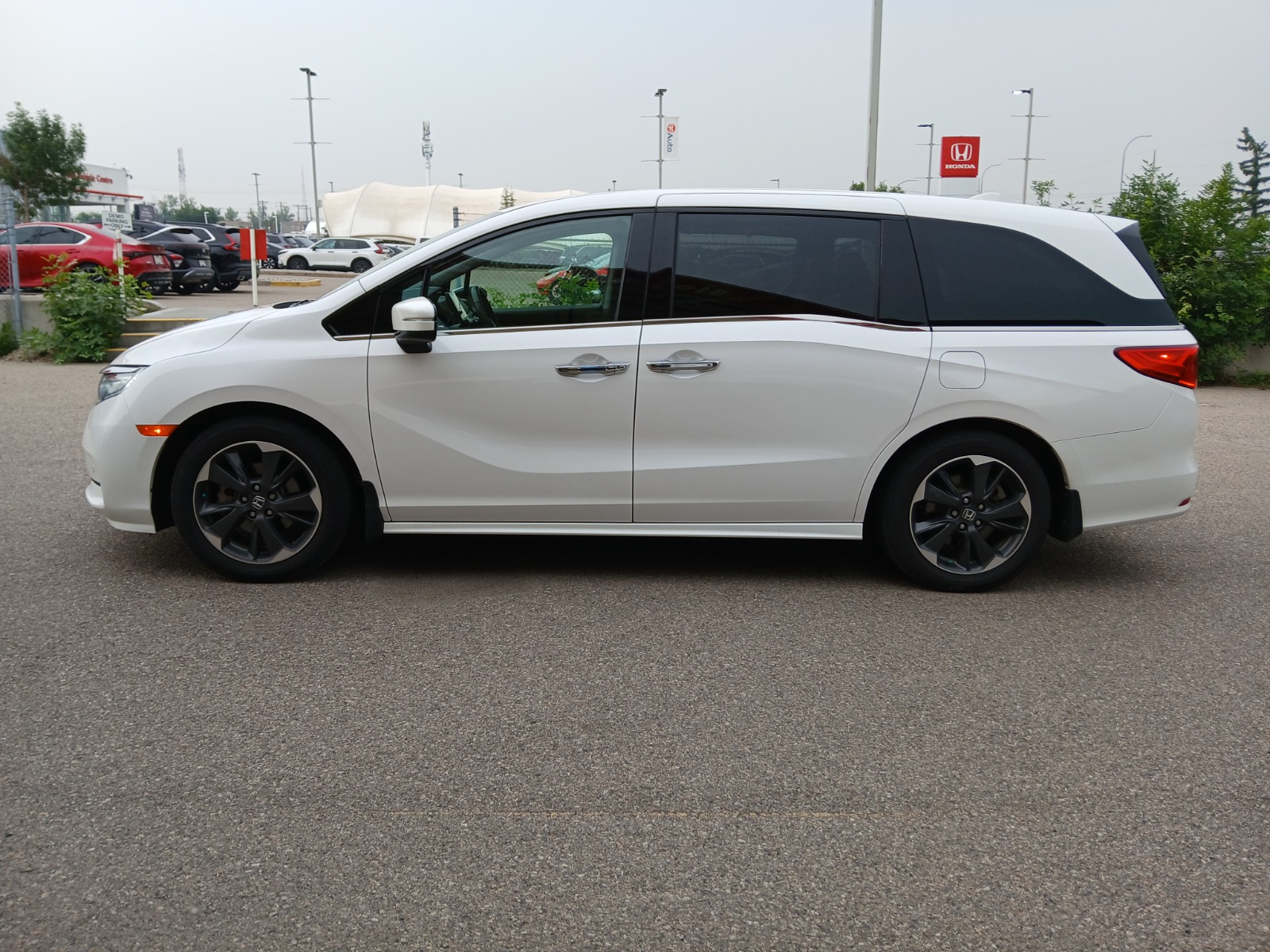 2024 Honda Odyssey Touring Auto — photo 3
