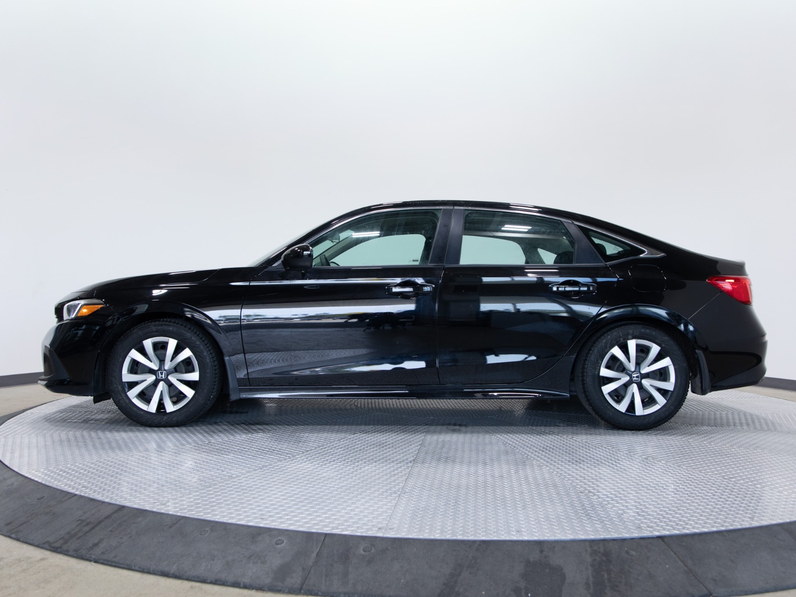 2024 Honda Civic Sedan LX-B CVT — photo 2