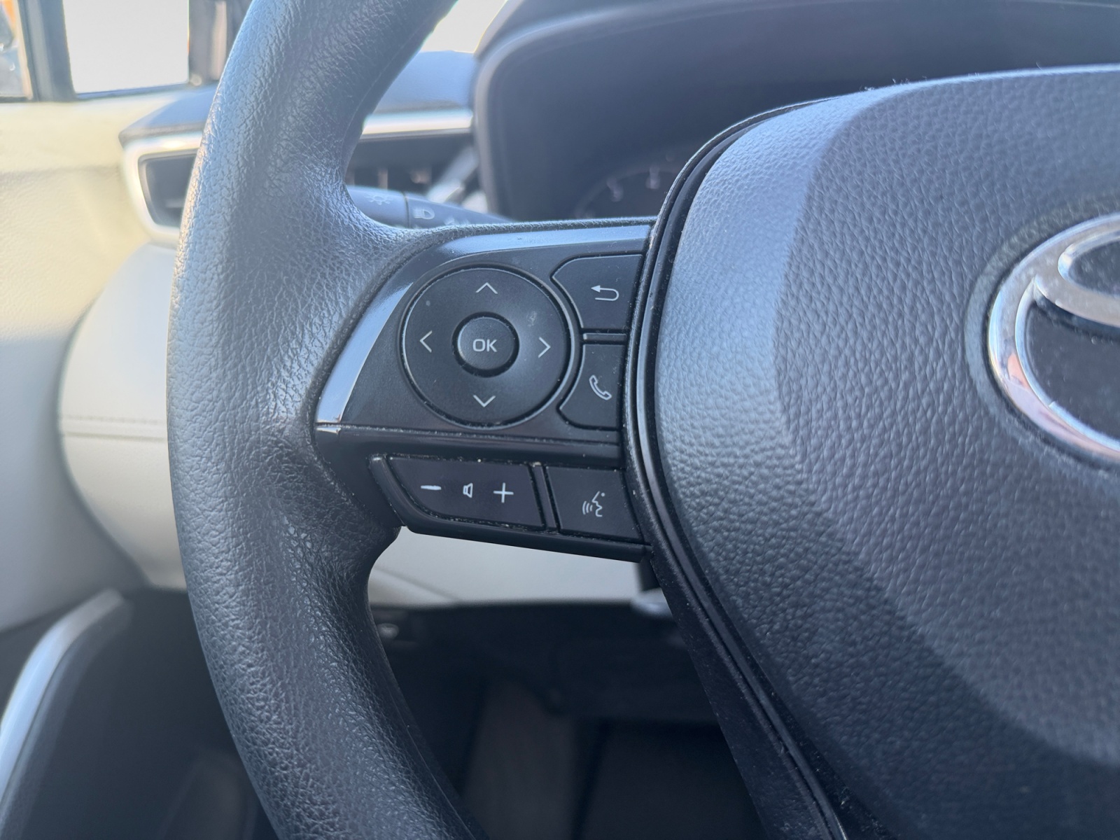 2023 Toyota Corolla Cross L AWD — photo 12