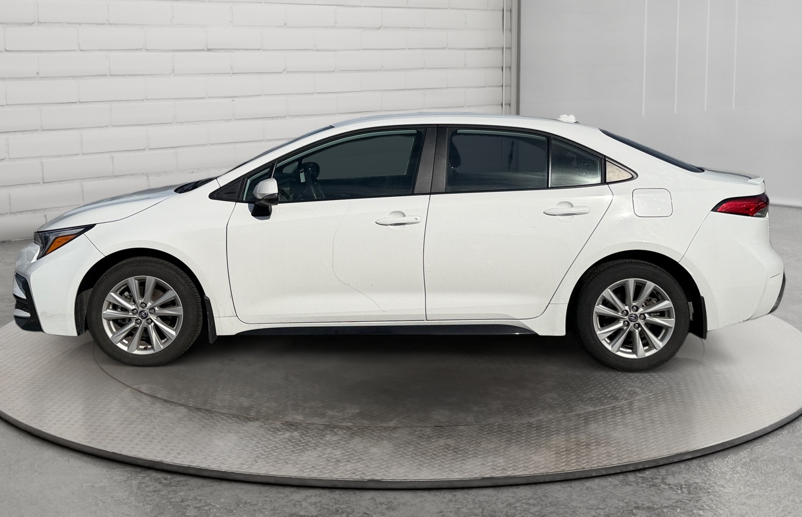 2024 Toyota Corolla Sedan - image 002