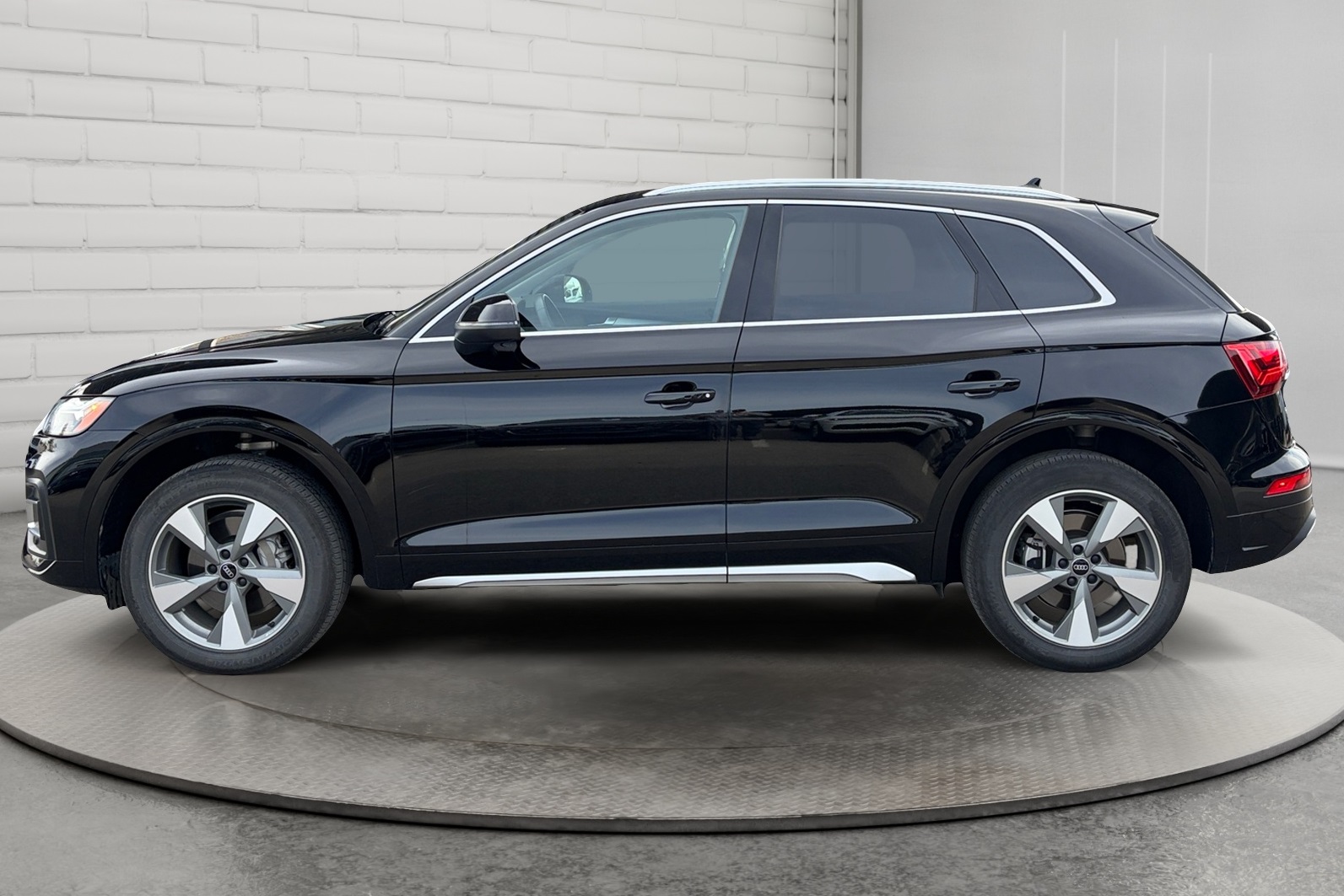 2024 Audi Q5 Sport Utility - image 002