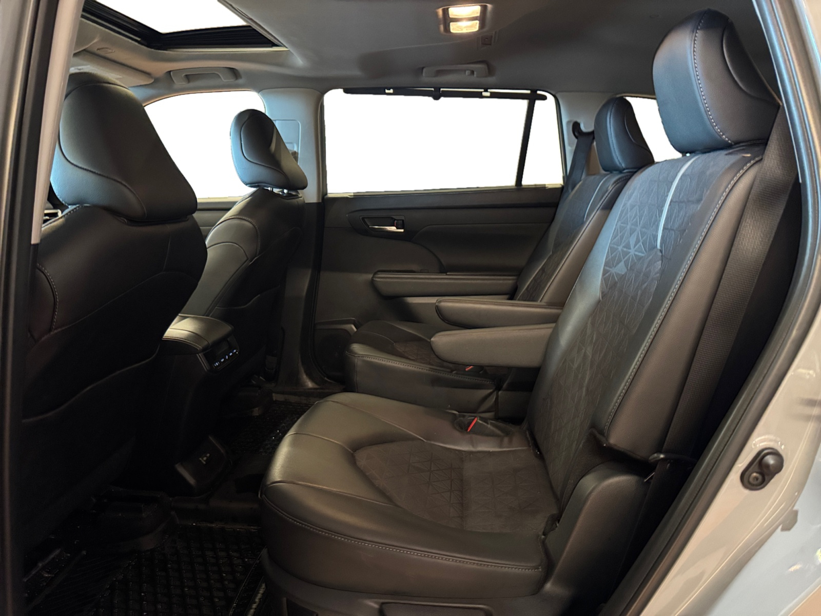 2024 Toyota Highlander Sport Utility - image 016